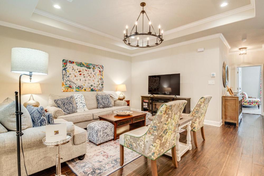 Gorgeous College Station Townhome with Patio!